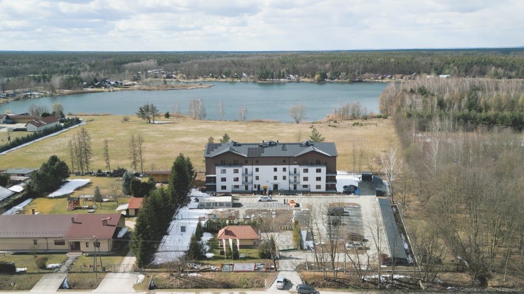 Zdjęcie z lotu ptaka budynku wielokondygnacyjneg na tle jeziora