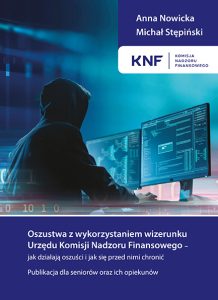 osoba w kapturze siedząca przy monitorze komputera