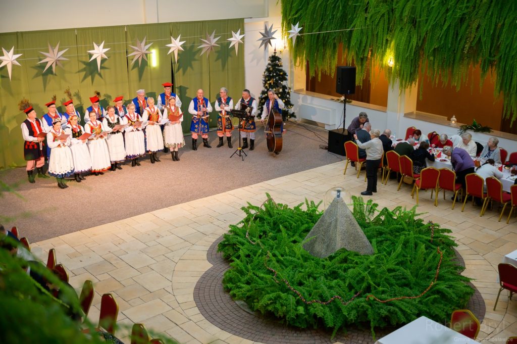 Zespół Pieśni i Tańca Swojacy w strojach ludowych śpiewają na scenie CKWP 