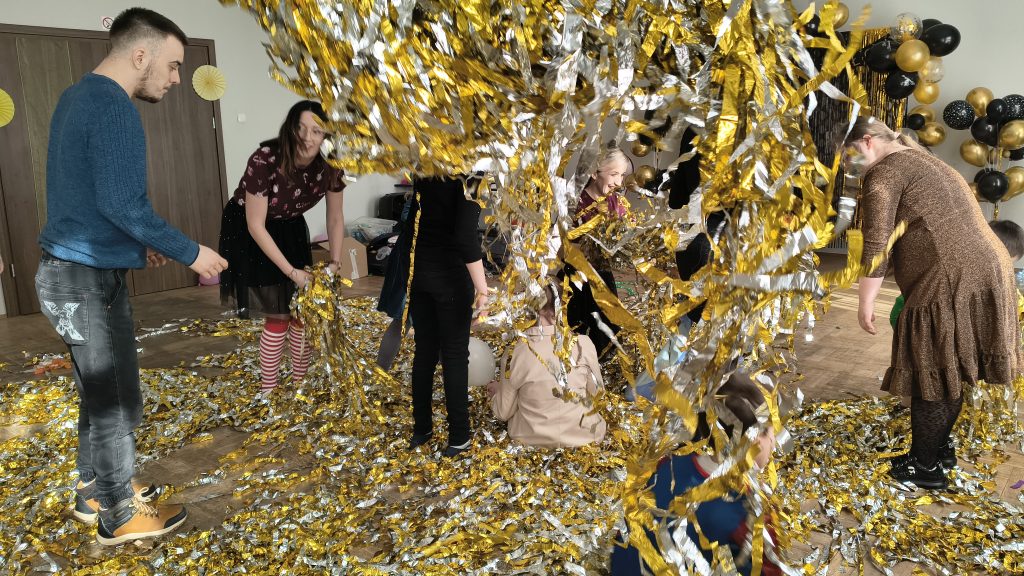 Dzieci rzucające się kolorowym confetti