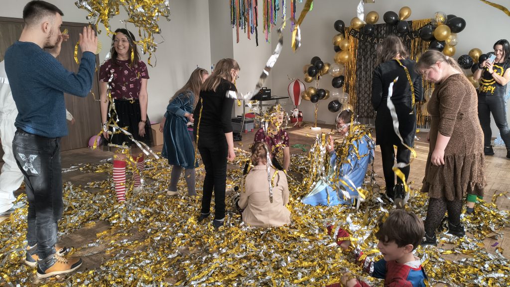 dzieci rzucające się kolorowym confetti