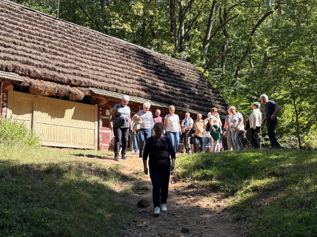 Seniorzy na wycieczce w Biszczadach-Skansen